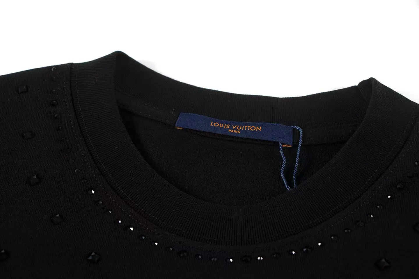 🅿️160 Style: 2026 new LOUIS VUITTON short-sleeved T-shirt Material: hot diamond process, high version 300g double yarn combed cotton Size: S～XL Color: black Style number: Z033